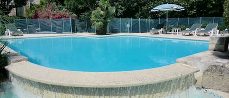 grande piscine clôturée paysagée à débordement, fosse de plongée, marches.