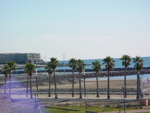 la promenade le long de la plage, accés restaurants et commerces
