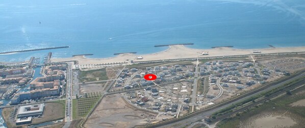  point rouge indique la localisation de la villa, plage et port plaisance