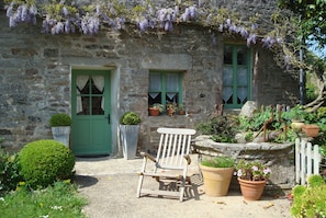 Gîte dans un charmant Manoir du XV ème siècle dont voici l'entrée privative