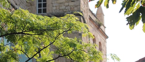 Clocher de l'église datant du XII ème siècle 