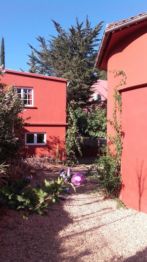 vue du mas et de la petite maison
façade est