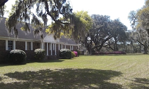 Waterfront-Only 20 minutes from Kiawah, Seabrook and Historic Charleston.