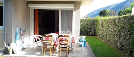 LA TERRASSE orientée SUD, donnant sur le jardinet de 60 m2.