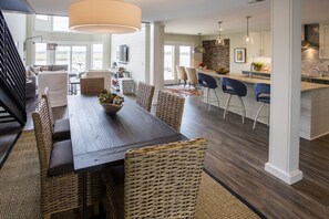 Turn to the right and you'll see the beautiful kitchen, and breakfast area.