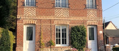 Notre petite maison avec vue sur mer des deux chambres à l’étage…