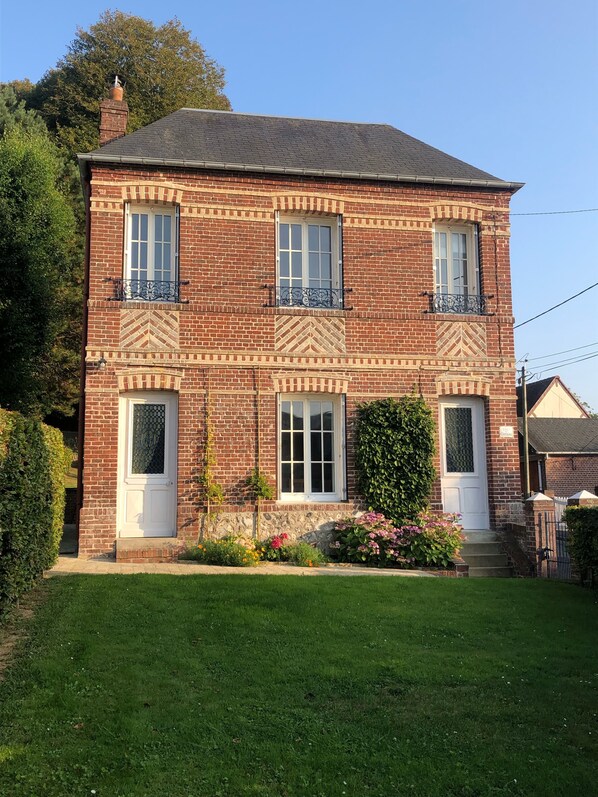 Notre petite maison avec vue sur mer des deux chambres à l’étage…