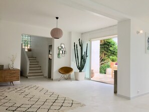 Le Salon et le séjour s'ouvrent sur une  terrasse avec ses vues mer et jardin.