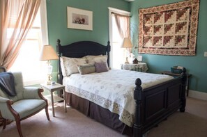 Room #1 The Prairie Rose Garden (Downstairs) Queen Bed