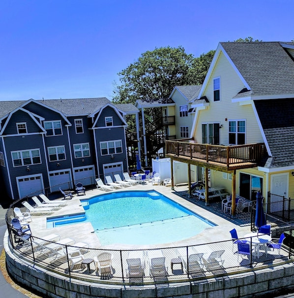 Gorgeous pool and clubhouse!