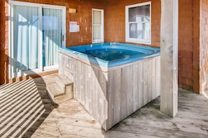 Surf-or-Sound-Realty-Paradise-Found-281-Hot-Tub