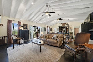 Living room/kitchen/dining room area