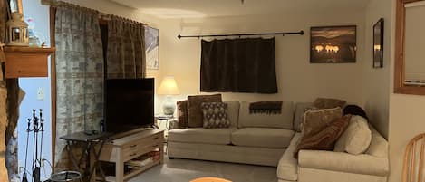 Living room with fireplace and sofabed
Watch TV, play board games or the guitar