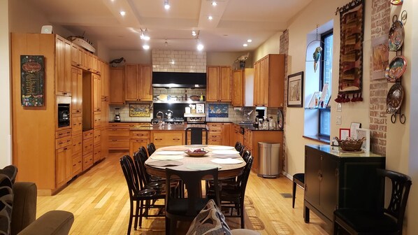 Gourmet chef's kitchen & space for all!