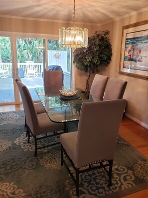 Dining Area seats 6