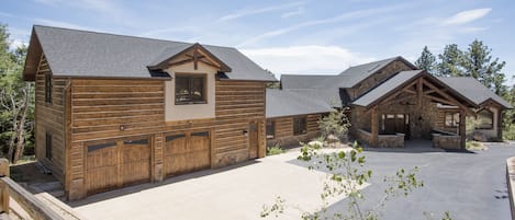 Front entrance to the lodge