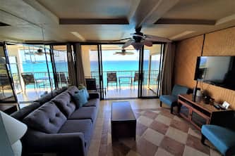 Permitted Hawaiian Princess condo on beach with sea turtles and amazing sunsets