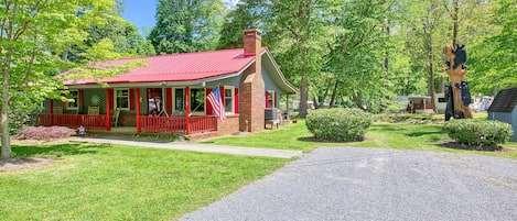 Shady Creek lies in the heart of Maggie Valley. Hot tub/Fire Pit/Creek in back