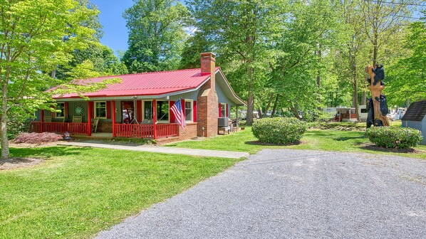 Shady Creek lies in the heart of Maggie Valley. Hot tub/Fire Pit/Creek in back