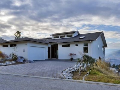 Super Modern Home, Spectacular View, Hot tub,  5 minutes to beaches