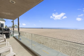 This second level unit gives you sweeping views of the beach and ocean.