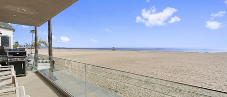 This second level unit gives you sweeping views of the beach and ocean.