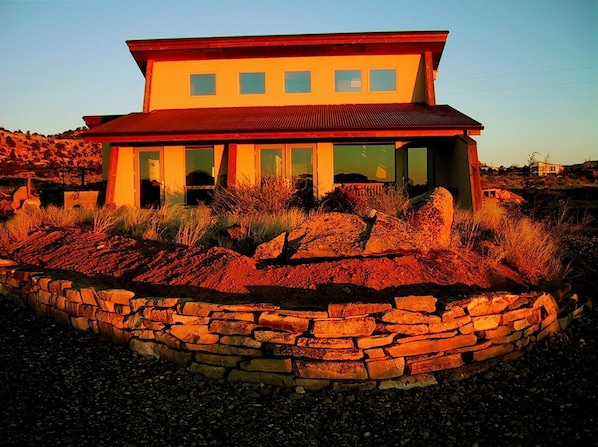 Sunrise La Luz Desert Retreat