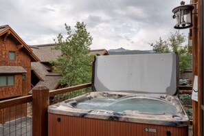 Black Eagle 25 - Hot Tub 1