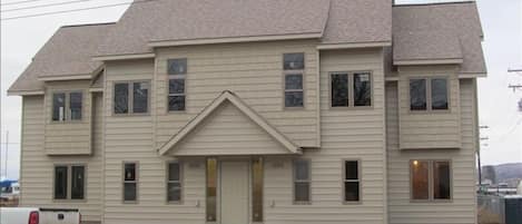 The front entry to your vacation rental facing Lake Avenue and Lake Superior.