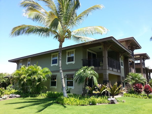 Ground floor end unit with tropical surroundings and a detached garage