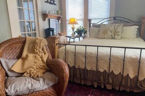 Queen 2nd bedroom with all amenities