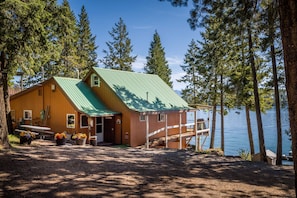 Driveway and parking at back of cabin
