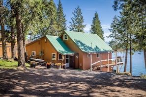 Driveway and parking at back of cabin
