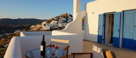 An amazing experience for our visitors because expect the stunning, unforgettable views of the Aegean Sea and Chora, you can embrace the quietness and dreamy situation that you might seek - Upper level balcony