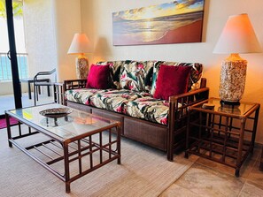 Living room w/queen size sofa bed