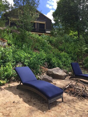 Beach front, 4 chaise chairs. Water level is variable with the season/year.