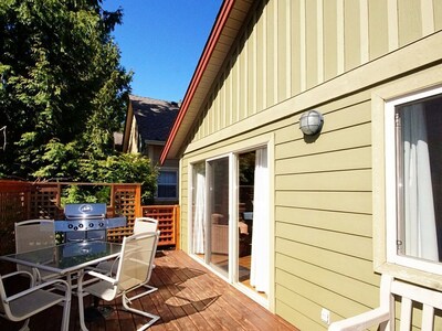 Cozy Cottage at Oceanside Village. Parksville, Pet on Approval, 