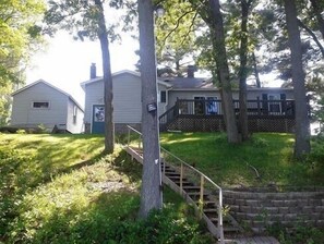 25 steps from the dock to the house, gives great view and easy access   