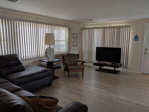 Spacious 2nd floor living room