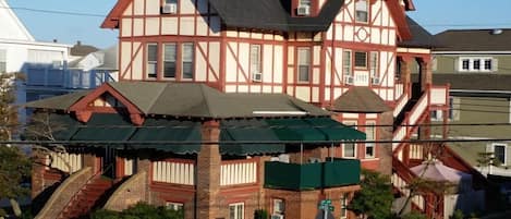Large 10 bedroom / 6 private bath home @ 12th and Central, AC, Free Parking
