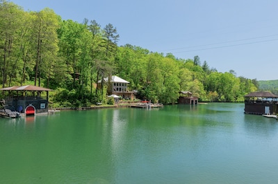 BEAUTIFUL CAPE COD HOME ON LAKE BURTON