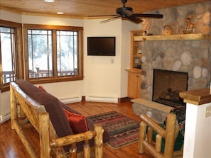 Main level sitting area with flat screen TV