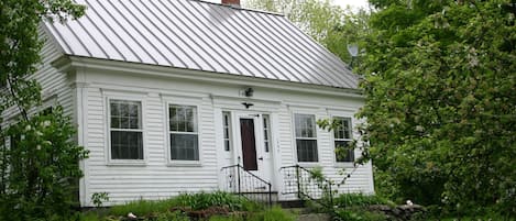 Orchard Hill Farm Front View of Classic High-Posted New England Cape