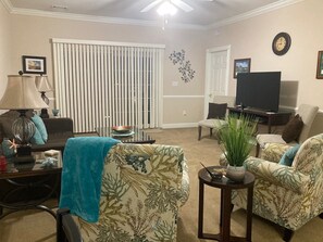 living room, cable tv, sliding doors to balcony