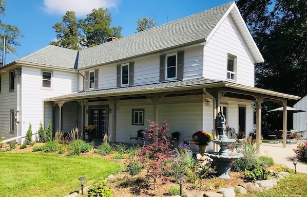 Six bedroom renovated full amenities farm house.