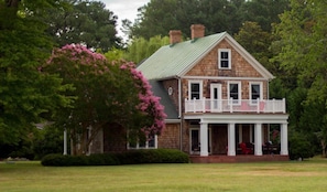 River front porches upstairs 
and downstairs - relax and 
enjoy the sunsets !