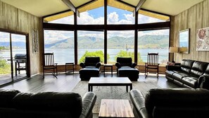 Large open spaces in the living room to relax and enjoy the sunny view of Lake Chelan - the views don't get any better than this!