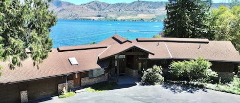 Bird's eye view of Sunnyview West with gorgeous views of beautiful Lake Chelan