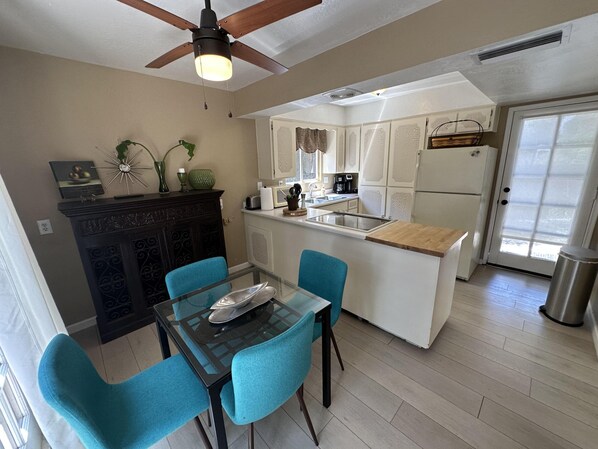 Kitchen #PhoenixRental #OneBedroomHome #CozyLiving #GlendaleAve #7thAveLiving #UrbanLiving #AffordableRent #HouseForRent #MoveInReady #GreatLocation #QuietNeighborhood #PetFriendlyRental #ModernLiving #PrivateHome #RentInPhoenix #SingleLiving
