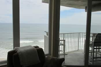 DIRECT OCEANFRONT 2B/2B ON THE NO DRIVE BEACH GATED GARAGE